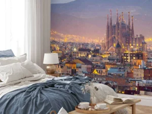 Hot Barcelona met de Sagrada Familia in de avond fotobehang Architectuur
