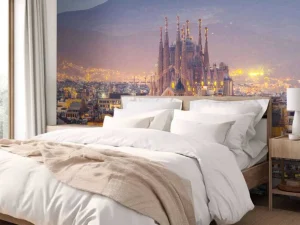 Hot Barcelona met de Sagrada Familia in de avond fotobehang Architectuur
