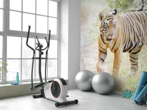Outlet Bengaalse Tijger lopend in woud fotobehang Dieren