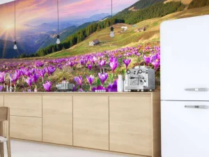 Fashion Bloemenveld van krokussen in de bergen fotobehang Bloemen
