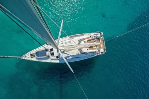 Hot Bovenaanzicht van een zeilboot fotobehang Tienerkamer | Transport