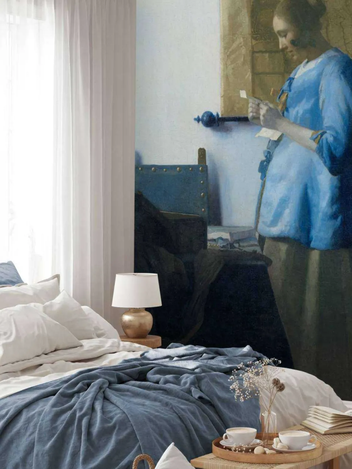 brieflezende_vrouw_in_het_1.webp Online Brieflezende vrouw in het blauw fotobehang Kunst & Design