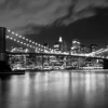Sale Brooklyn Bridge in zwart-wit fotobehang Architectuur
