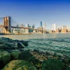 Clearance Brooklyn Bridge met een skyline op de achtergrond fotobehang Architectuur