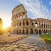 Discount Colosseum in Rome bij zonsopkomst fotobehang Architectuur