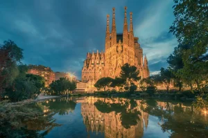 New De Sagrada Familia in Barcelona fotobehang Architectuur