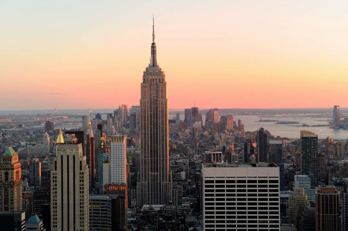 de_skyline_van_new_york_b_0.webp Outlet De Skyline van New York bij zonsondergang fotobehang Architectuur