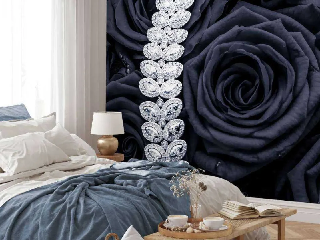 donkere_rozen_met_een_dia_1.webp Online Donkere rozen met een diamanten ketting erop fotobehang Tienerkamer | Bloemen