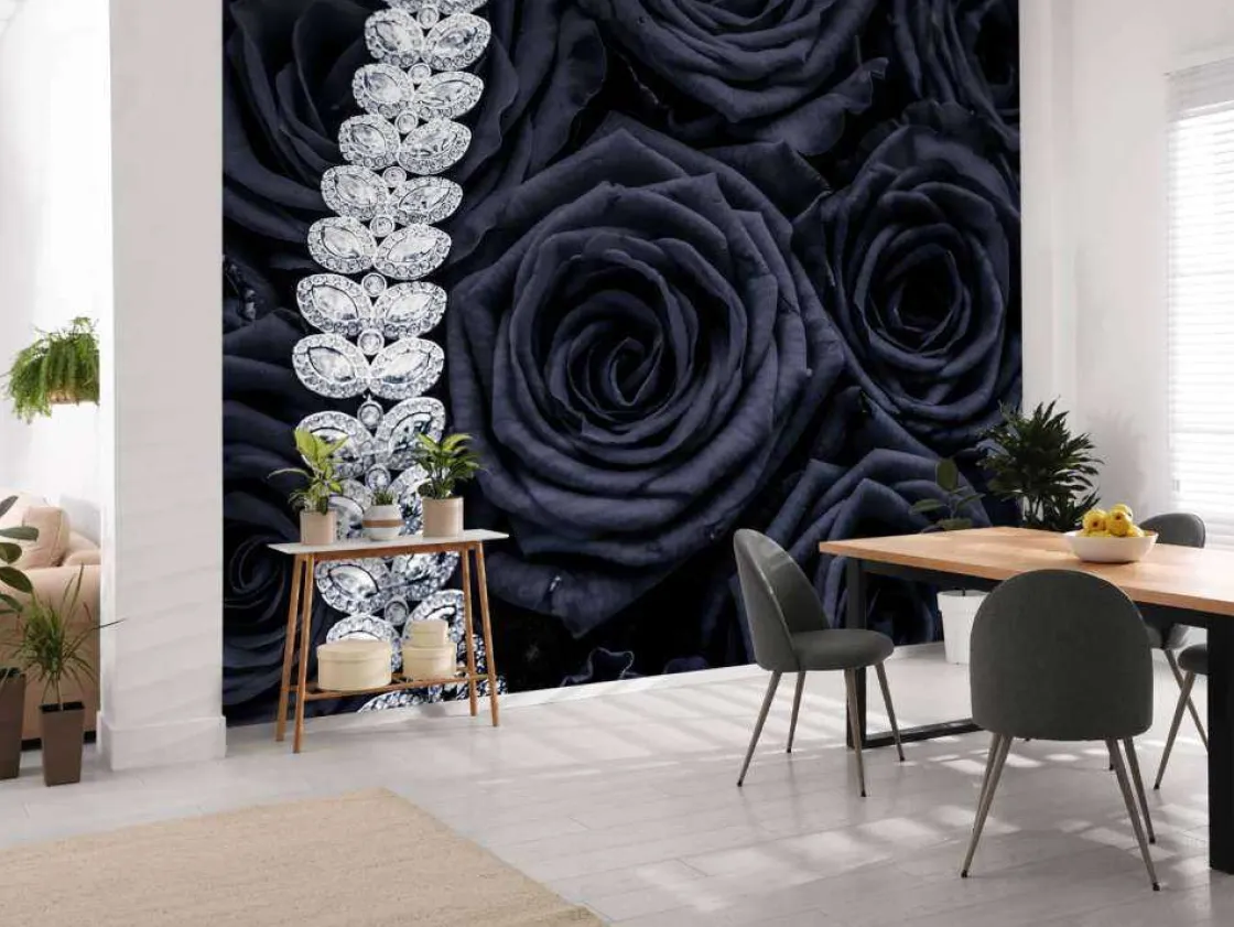 donkere_rozen_met_een_dia_3.webp Online Donkere rozen met een diamanten ketting erop fotobehang Tienerkamer | Bloemen