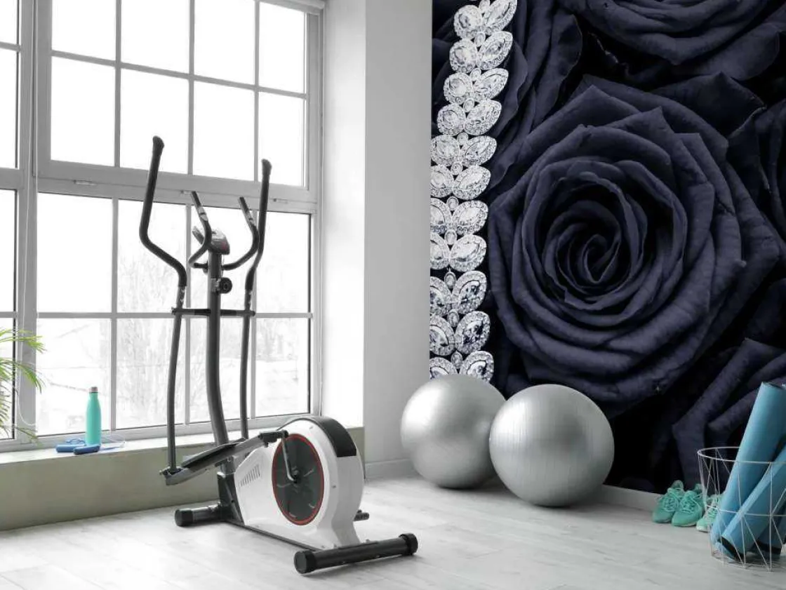 donkere_rozen_met_een_dia_7.webp Online Donkere rozen met een diamanten ketting erop fotobehang Tienerkamer | Bloemen