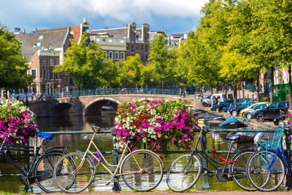 fietsen_op_een_amsterdams_0.webp Online Fietsen op een Amsterdamse brug fotobehang Steden | Architectuur
