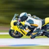 Best Gele motor maakt een scherpe bocht fotobehang Tienerkamer | Transport