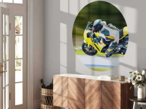 Best Gele motor maakt een scherpe bocht fotobehang Tienerkamer | Transport