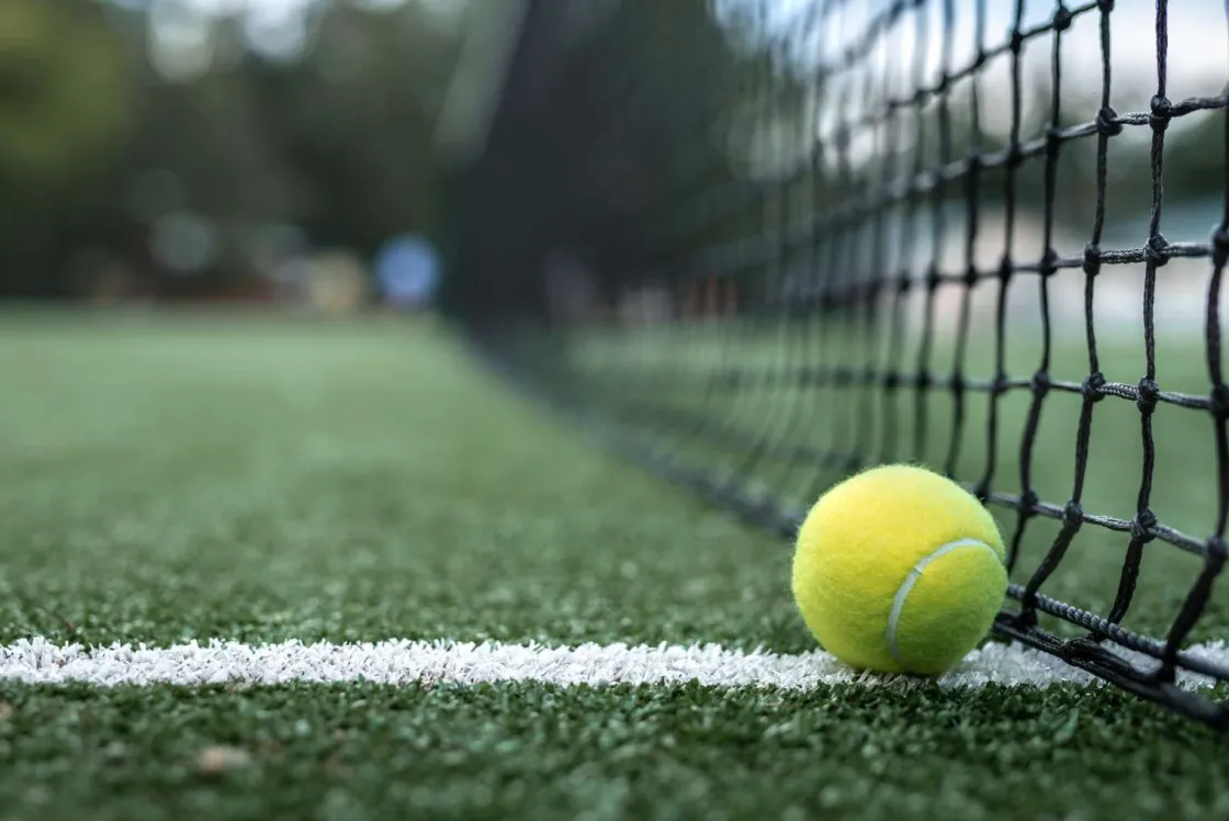 gele_tennisbal_tegen_het__0.webp Discount Gele tennisbal tegen het net aan fotobehang Tienerkamer | Kinderkamer