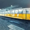 Outlet Gele tram in Boedapest fotobehang Transport