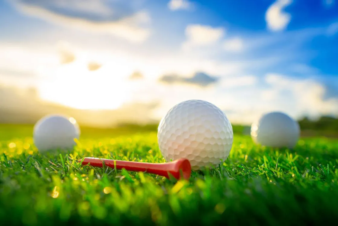 golfballen_met_houder_op__0.webp New Golfballen met houder op kunstgras fotobehang Kinderkamer | Sport