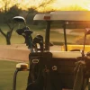 Discount Golfwagen bij zonsondergang fotobehang Sport