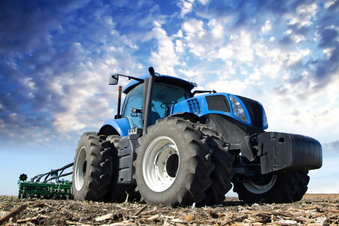 grote_blauwe_tractor_onde_0.webp Outlet Grote blauwe tractor onder een bewolkte hemel fotobehang Tienerkamer | Kinderkamer