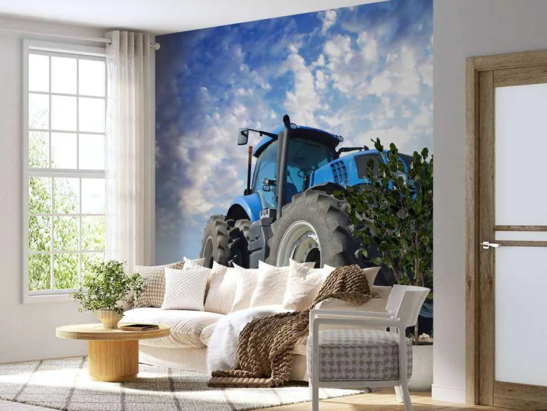 grote_blauwe_tractor_onde_10.webp Outlet Grote blauwe tractor onder een bewolkte hemel fotobehang Tienerkamer | Kinderkamer