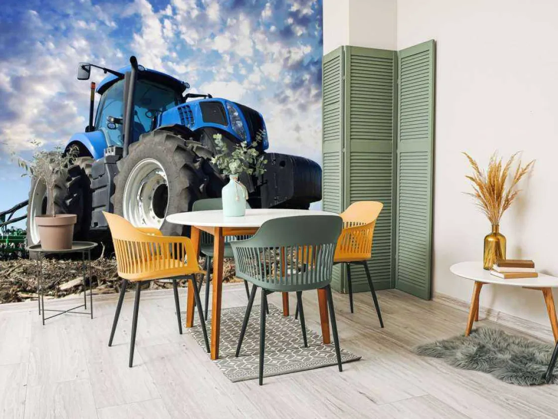 grote_blauwe_tractor_onde_3.webp Outlet Grote blauwe tractor onder een bewolkte hemel fotobehang Tienerkamer | Kinderkamer