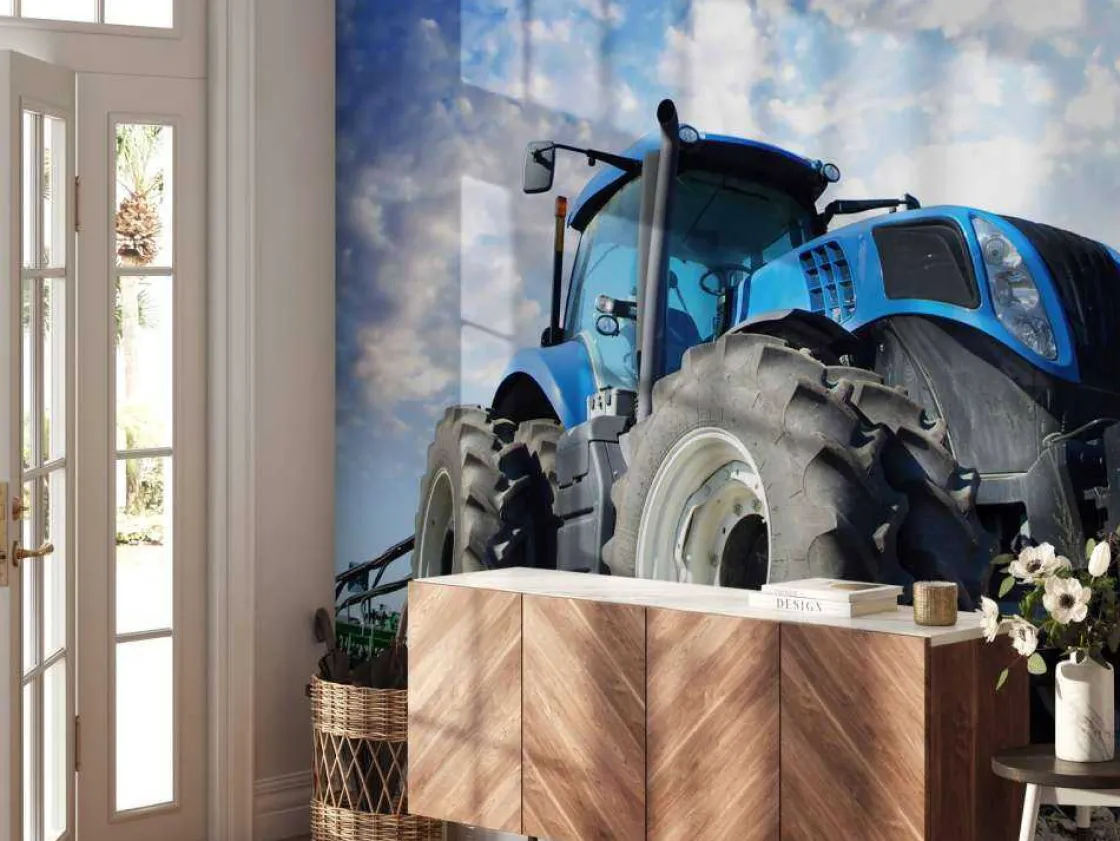 grote_blauwe_tractor_onde_4.webp Outlet Grote blauwe tractor onder een bewolkte hemel fotobehang Tienerkamer | Kinderkamer