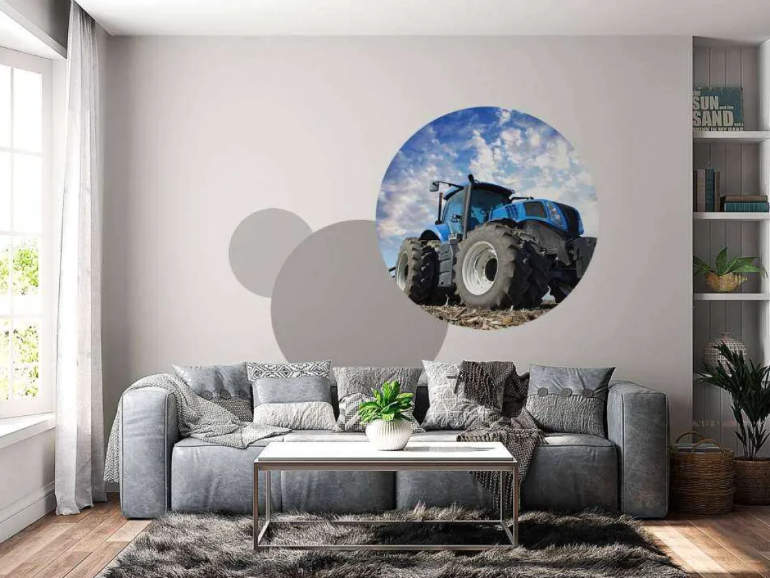 grote_blauwe_tractor_onde_5.webp Outlet Grote blauwe tractor onder een bewolkte hemel fotobehang Tienerkamer | Kinderkamer