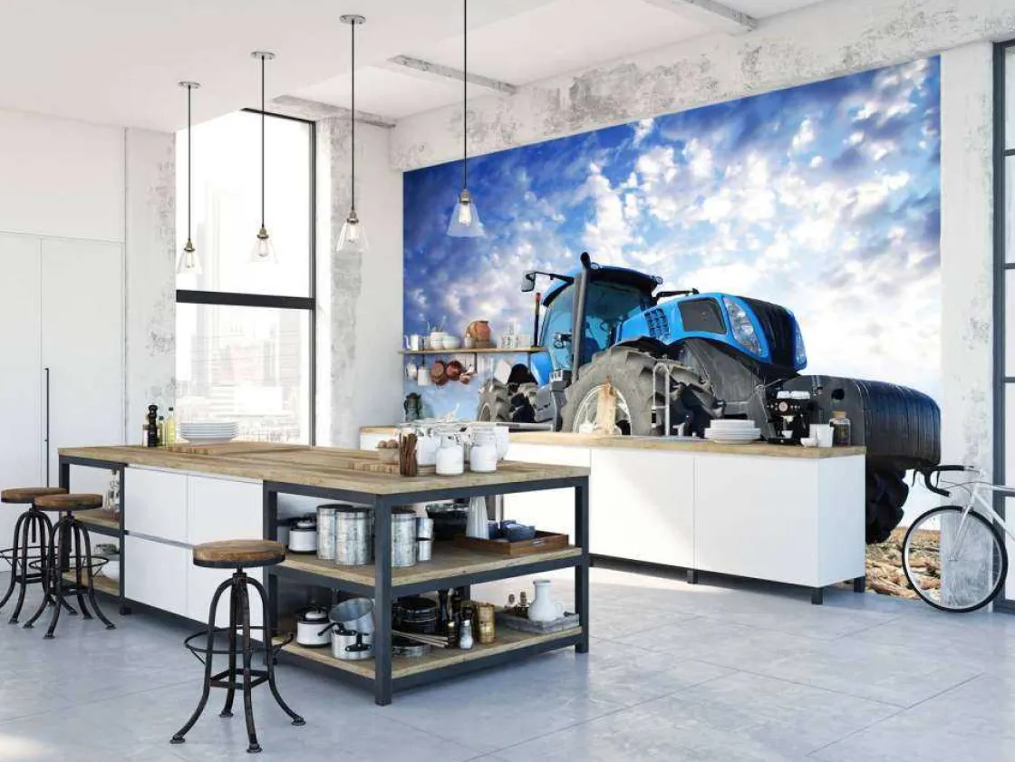 grote_blauwe_tractor_onde_6.webp Outlet Grote blauwe tractor onder een bewolkte hemel fotobehang Tienerkamer | Kinderkamer