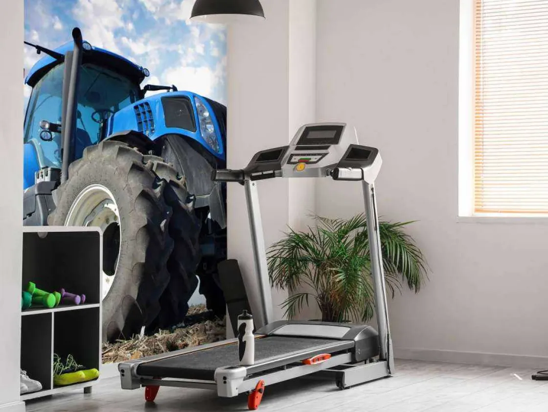grote_blauwe_tractor_onde_8.webp Outlet Grote blauwe tractor onder een bewolkte hemel fotobehang Tienerkamer | Kinderkamer