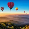 New Grote groep luchtballonnen boven een mistig berglandschap fotobehang Transport