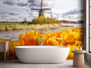 Online Hollandse molen met oranje tulpen op de voorgrond fotobehang Steden | Architectuur