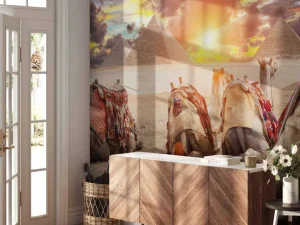 Online Kamelen met de piramiden op de achtergrond fotobehang Architectuur
