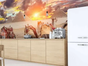 Online Kamelen met de piramiden op de achtergrond fotobehang Architectuur