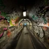 Outlet Lange ondergrondse tunnel met graffiti op de muren fotobehang Kunst & Design | 3d