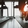 Hot Loopbanden met zonlicht erop fotobehang Sport