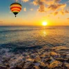 Clearance Luchtballon boven zee bij zonsondergang fotobehang Transport