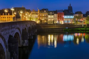 Outlet Maastricht in de avond fotobehang Architectuur