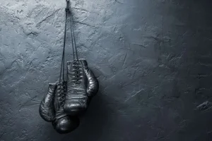 Sale Old school zwarte bokshandschoenen aan een donkere muur fotobehang Tienerkamer | Sport