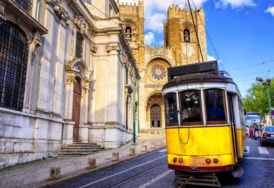 oude_gele_tram_in_lissabo_0.webp New Oude gele tram in Lissabon fotobehang Transport | Architectuur
