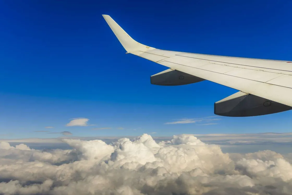 prachtige_wolken_vanuit_e_0.webp Outlet Prachtige wolken vanuit een vliegtuigraam fotobehang Transport