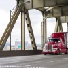 Best Rode Amerikaanse vrachtwagen op een brug fotobehang Tienerkamer | Kinderkamer