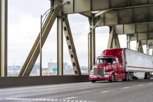 Best Rode Amerikaanse vrachtwagen op een brug fotobehang Tienerkamer | Kinderkamer