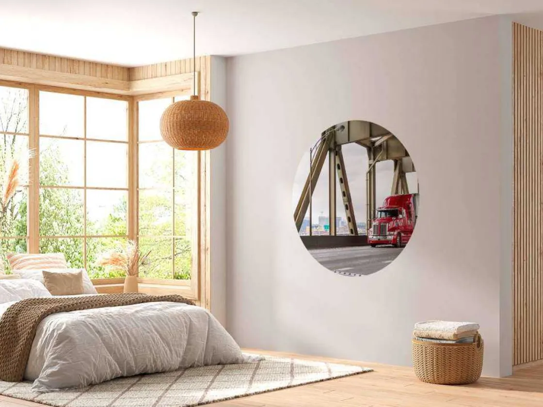 rode_amerikaanse_vrachtwa_5-1.webp Best Rode Amerikaanse vrachtwagen op een brug fotobehang Tienerkamer | Kinderkamer