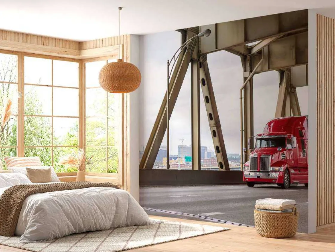 rode_amerikaanse_vrachtwa_9-1.webp Best Rode Amerikaanse vrachtwagen op een brug fotobehang Tienerkamer | Kinderkamer