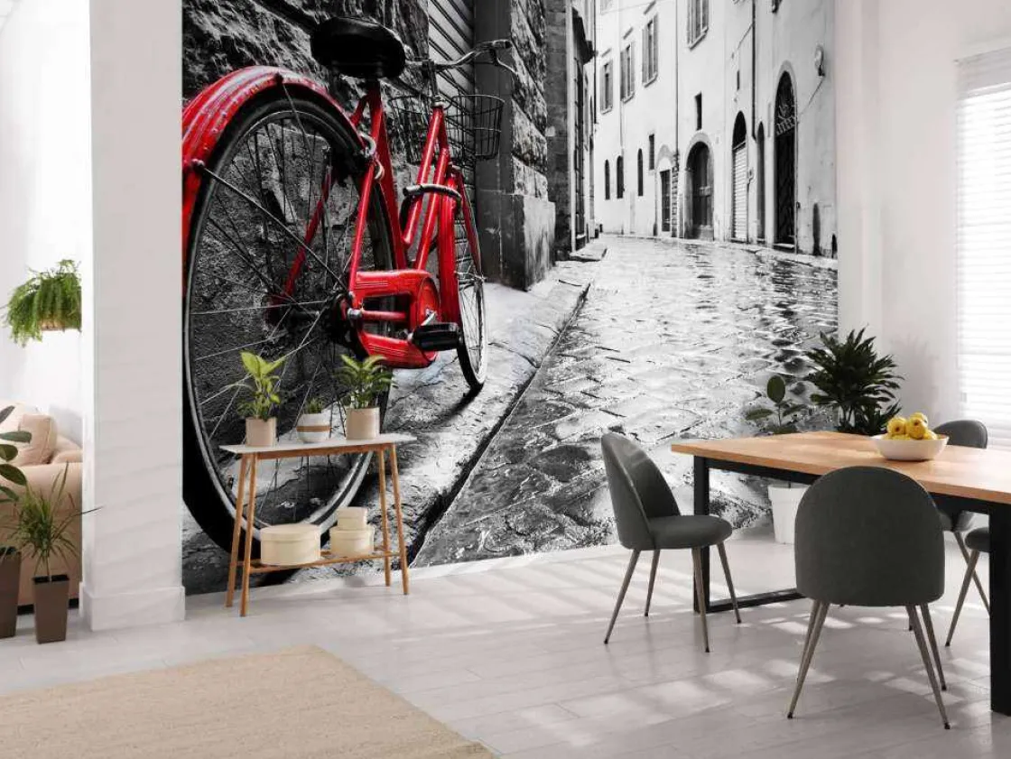 rode_fiets_in_een_zwartwi_3.webp New Rode fiets in een zwart-witte straat fotobehang Transport | Architectuur