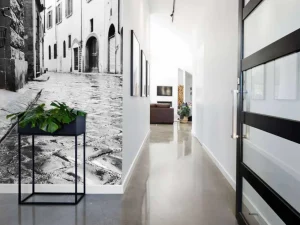 New Rode fiets in een zwart-witte straat fotobehang Transport | Architectuur