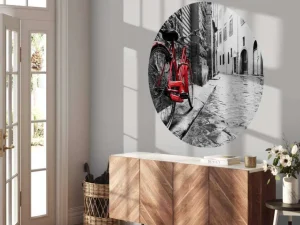 New Rode fiets in een zwart-witte straat fotobehang Transport | Architectuur