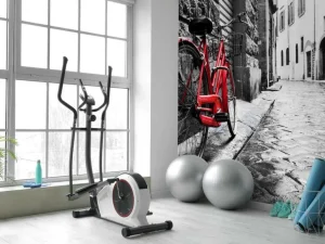 New Rode fiets in een zwart-witte straat fotobehang Transport | Architectuur