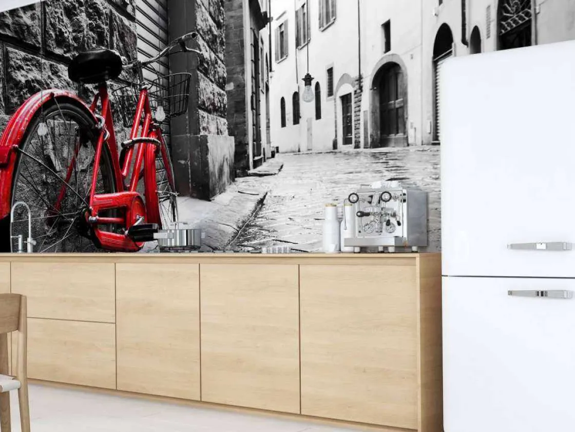 rode_fiets_in_een_zwartwi_8.webp New Rode fiets in een zwart-witte straat fotobehang Transport | Architectuur