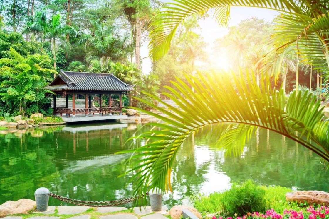 rustgevend_parkje_in_chin_0.webp Fashion Rustgevend parkje in China fotobehang Bloemen | Architectuur