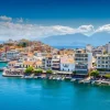 Online Rustgevende baai op Kreta fotobehang Architectuur